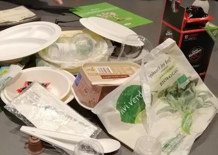 Rifiuti, la beffa della bio-plastica: «Non buttatela nell’organico» 