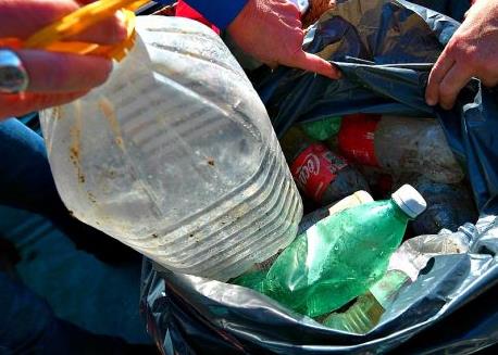 Manovra: plastic tax scende a 50 centesimi, si riduce l’incasso a 150 milioni nel 2020